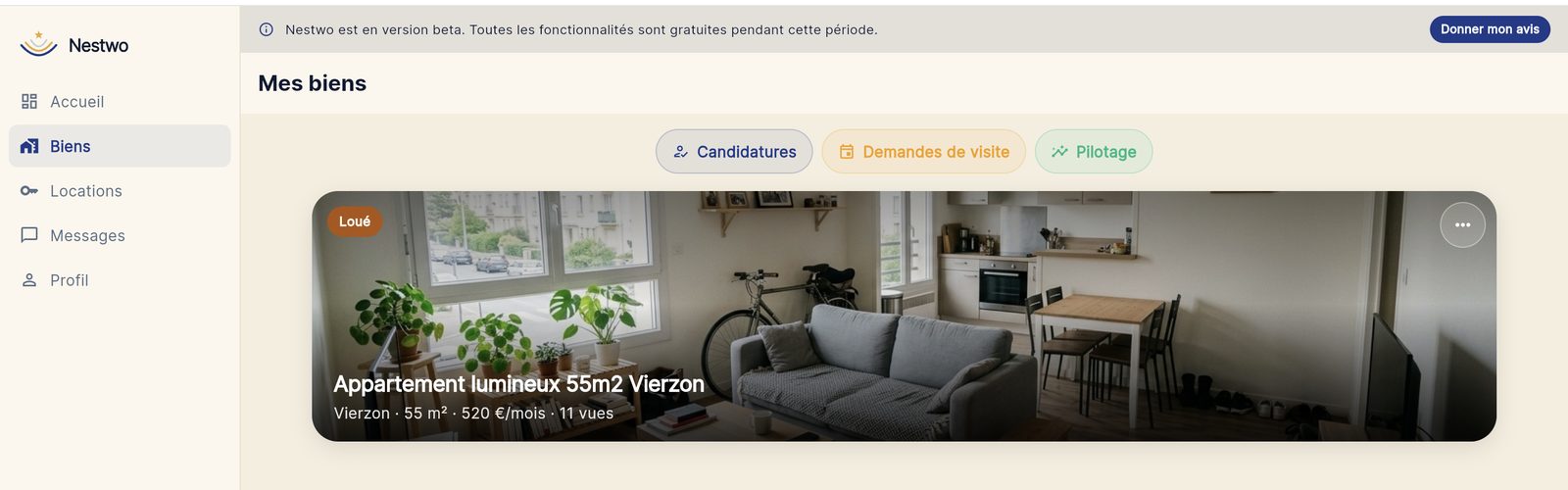 L'écran « Mes biens » de Nestwo : un appartement de 55 m² à Vierzon, marqué « Loué », avec son loyer et le nombre de vues de l'annonce.